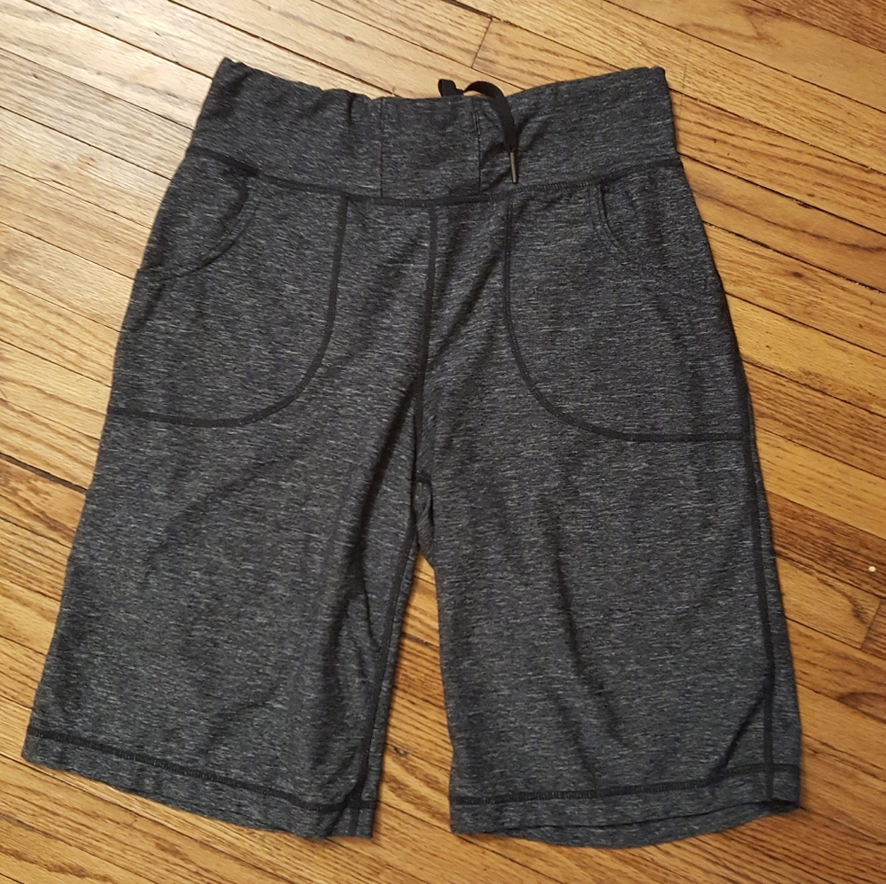 Lululemon gray shorts sz 4